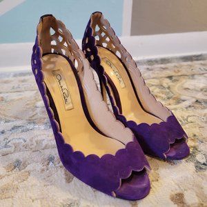 Oscar de la Renta Miss Elle Scalloped Suede Pump size 7 (37)